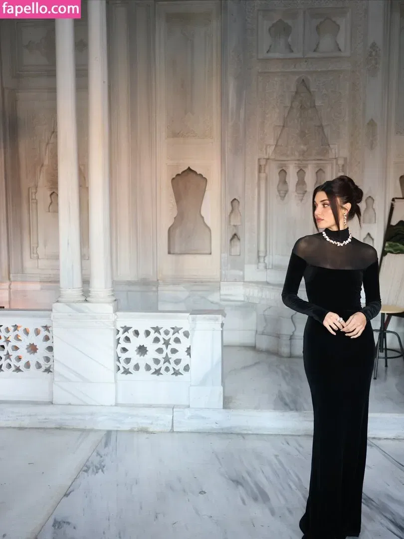 Hande Ercel Onlyfans Photo Gallery 