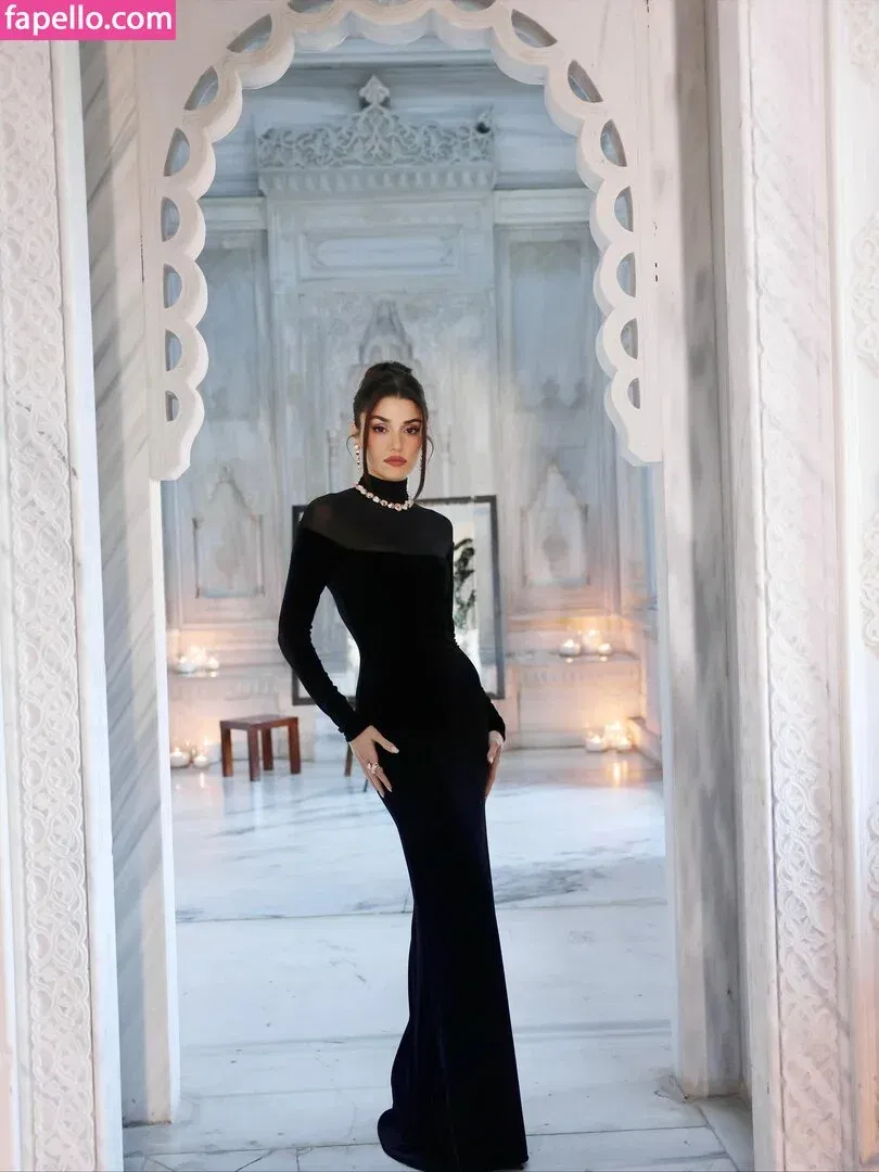 Hande Ercel Onlyfans Photo Gallery 