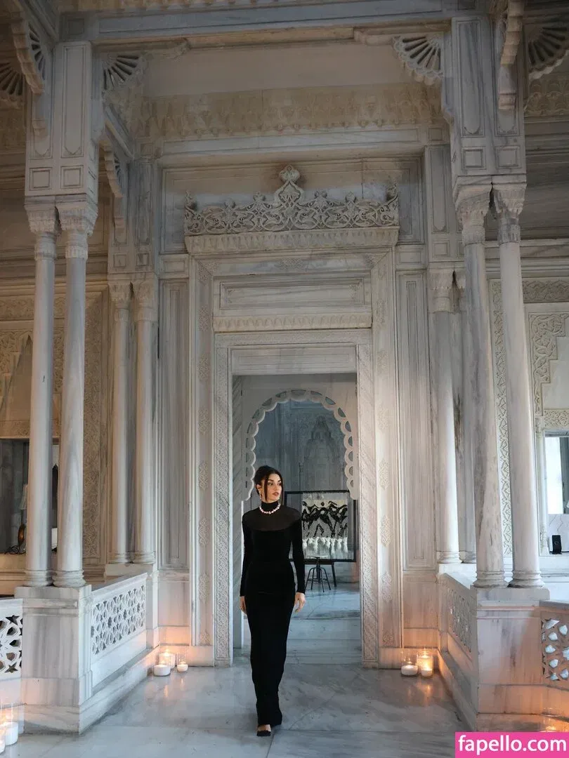 Hande Ercel Onlyfans Photo Gallery 