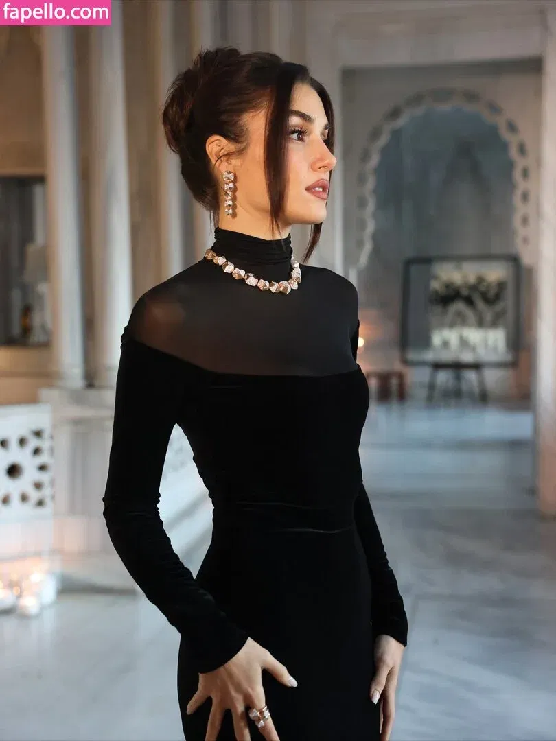 Hande Ercel Onlyfans Photo Gallery 