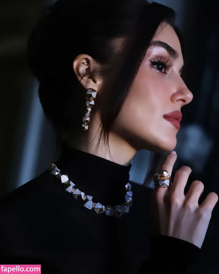 Hande Ercel Onlyfans Photo Gallery 