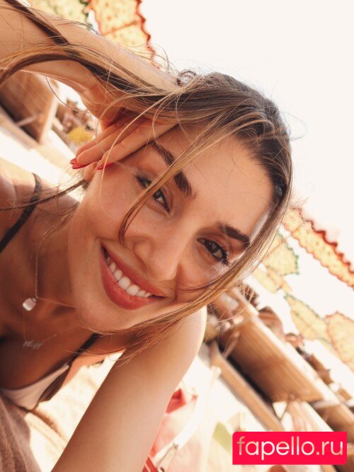 Hande Ercel Onlyfans Photo Gallery 