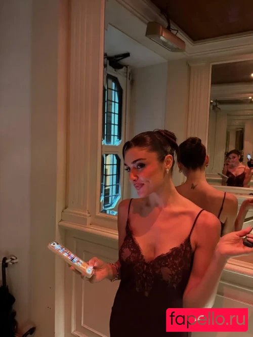 Hande Ercel Onlyfans Photo Gallery 