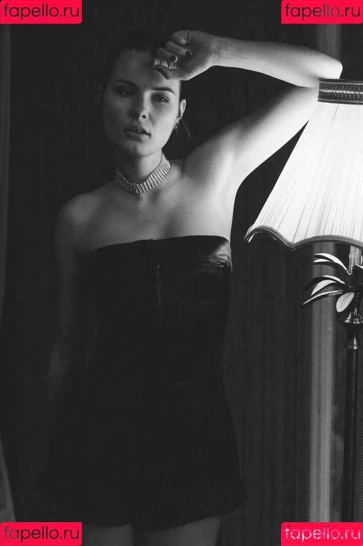 Laure Surlerivage Onlyfans Photo Gallery 