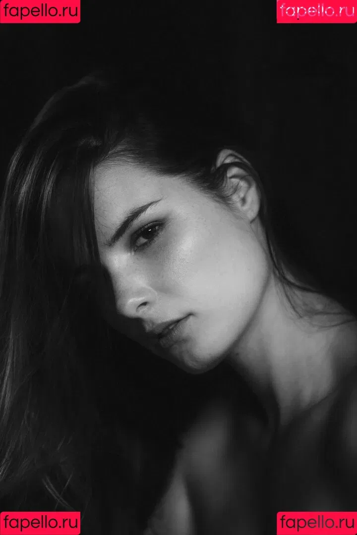 Laure Surlerivage Onlyfans Photo Gallery 