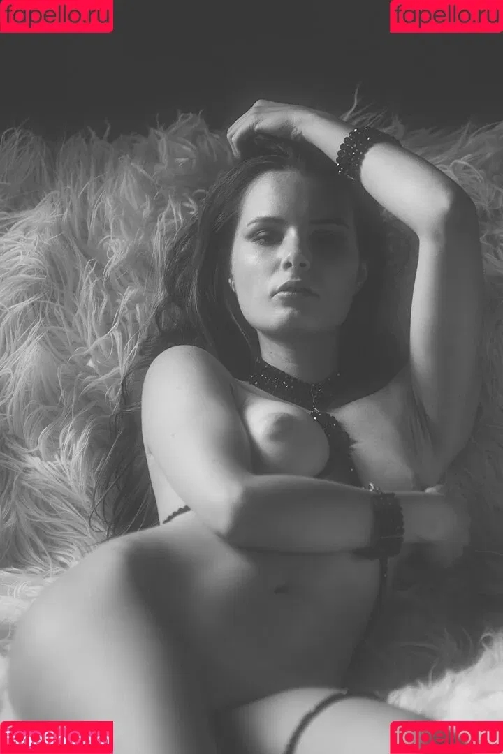 Laure Surlerivage Onlyfans Photo Gallery 