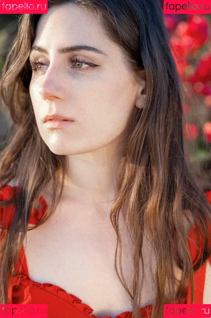 Dodie Clark Onlyfans Photo Gallery 