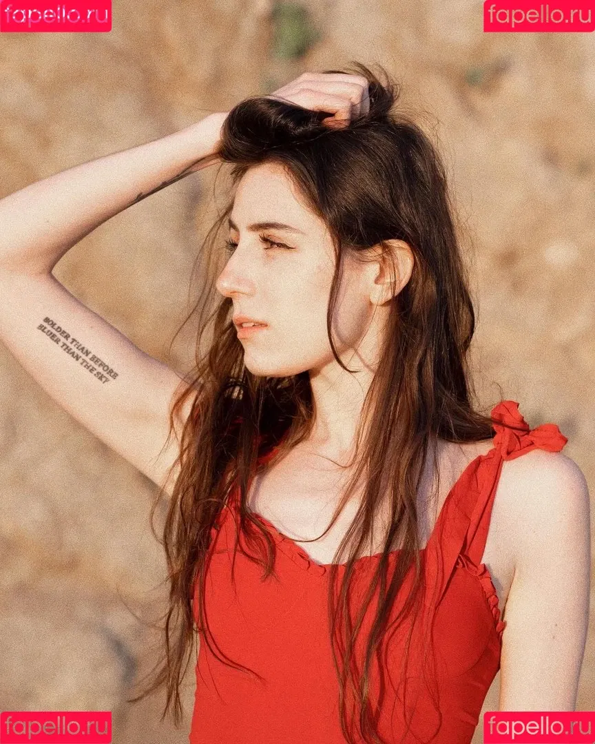 Dodie Clark Onlyfans Photo Gallery 