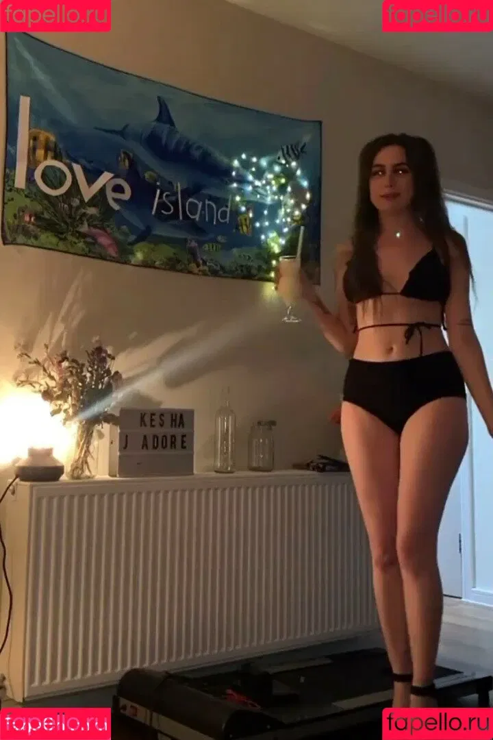 Dodie Clark Onlyfans Photo Gallery 