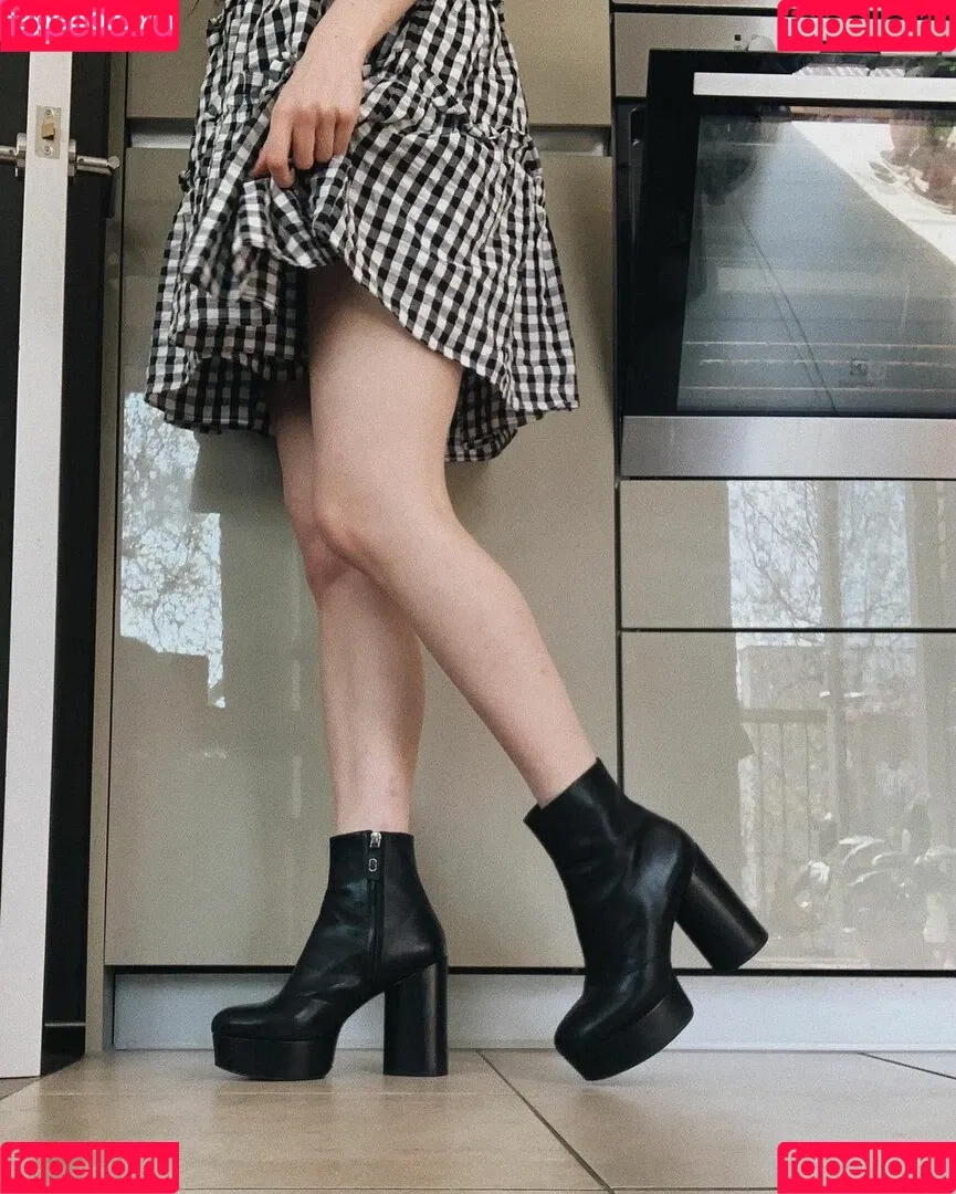 Dodie Clark Onlyfans Photo Gallery 