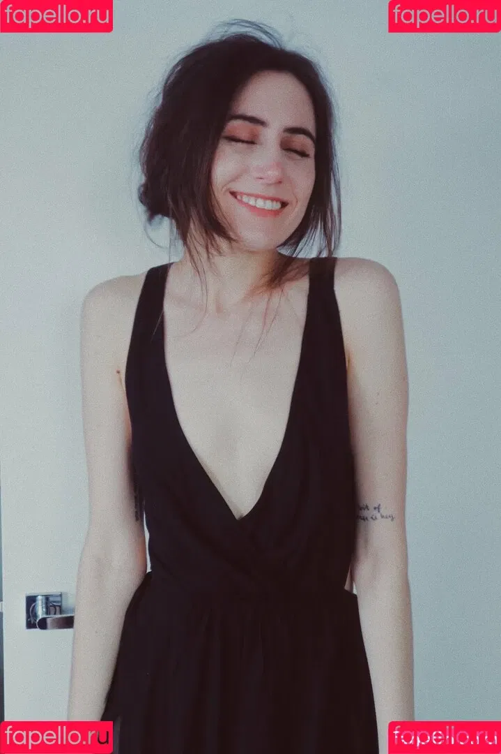 Dodie Clark Onlyfans Photo Gallery 