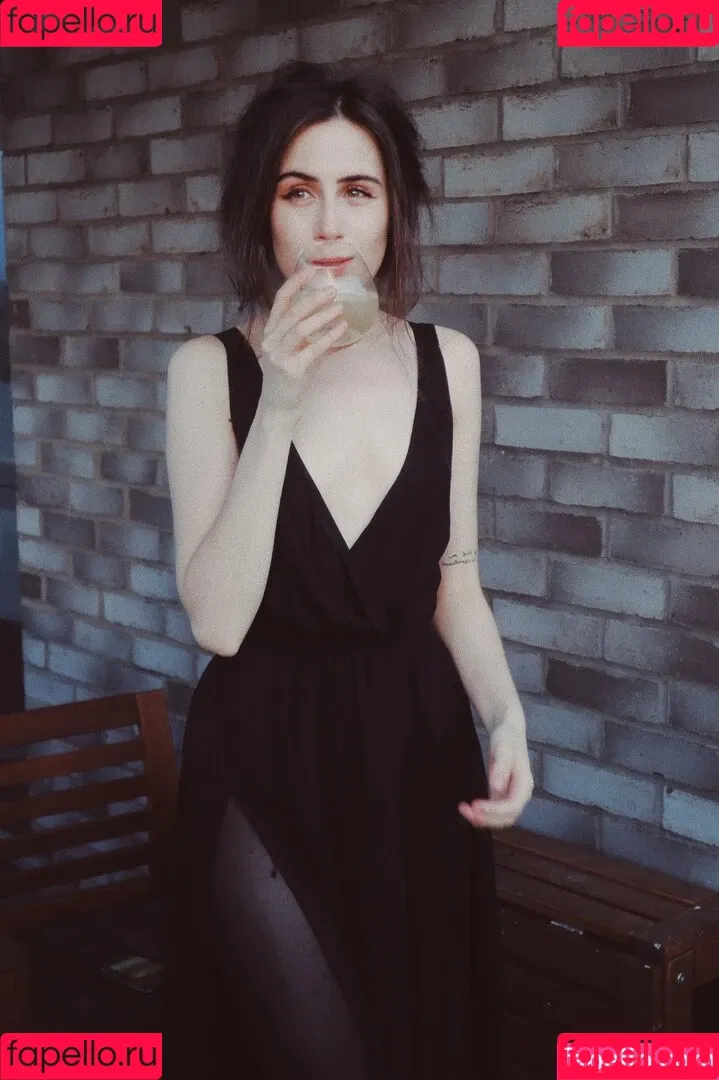 Dodie Clark Onlyfans Photo Gallery 