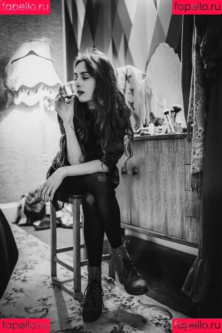 Dodie Clark Onlyfans Photo Gallery 