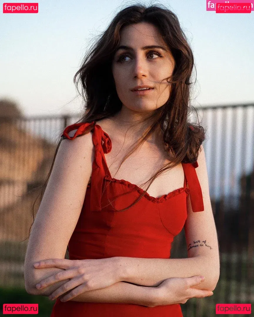 Dodie Clark Onlyfans Photo Gallery 