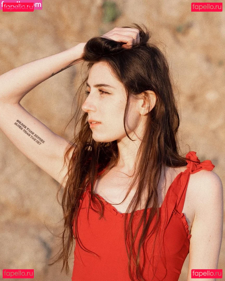 Dodie Clark Onlyfans Photo Gallery 