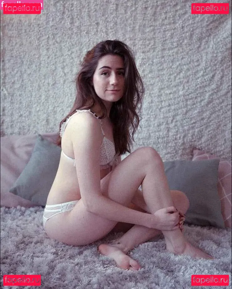 Dodie Clark Onlyfans Photo Gallery 