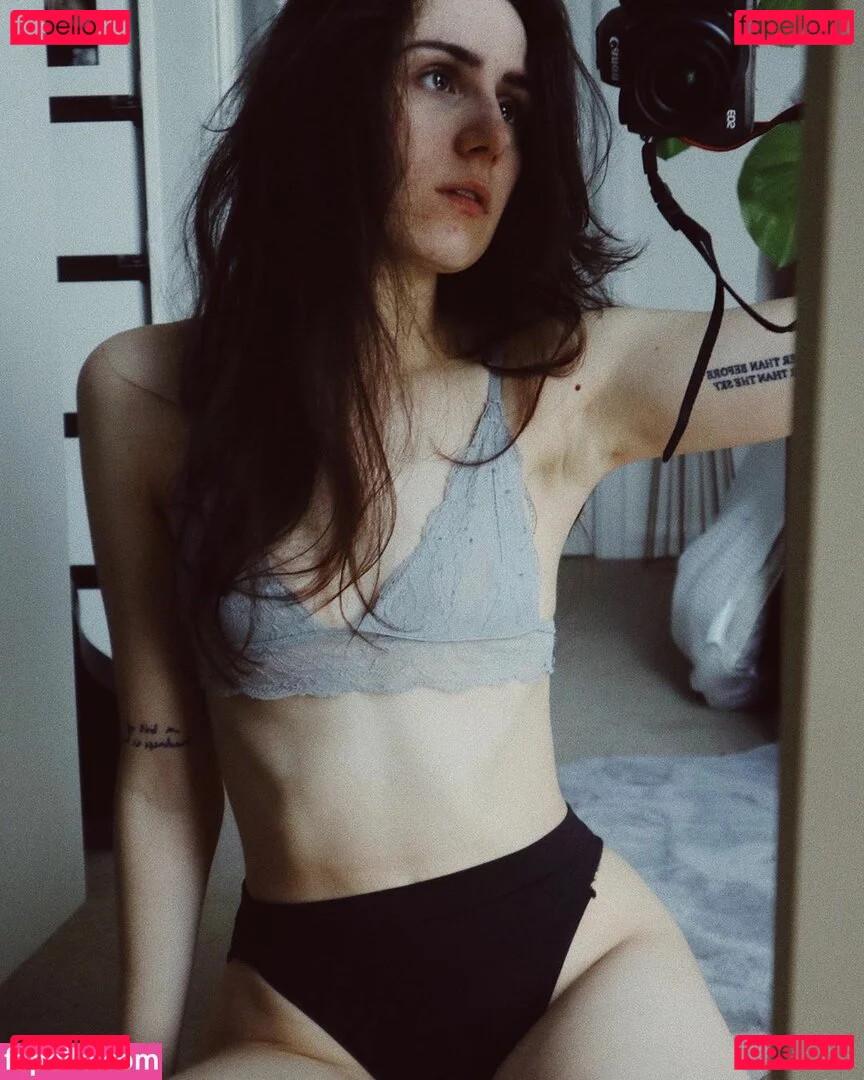 Dodie Clark Onlyfans Photo Gallery 