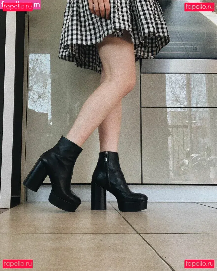 Dodie Clark Onlyfans Photo Gallery 