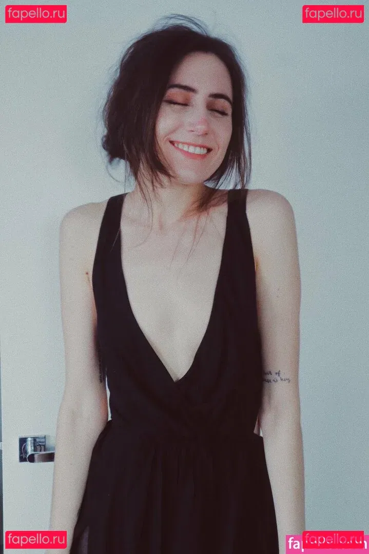 Dodie Clark Onlyfans Photo Gallery 