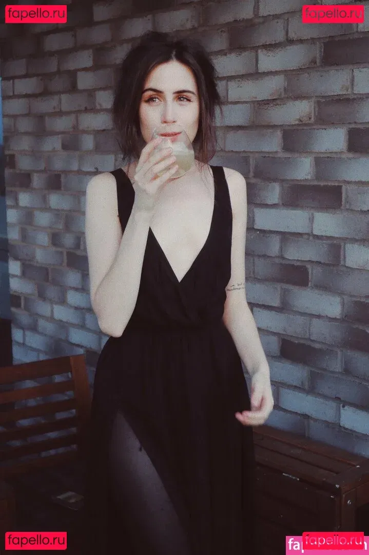 Dodie Clark Onlyfans Photo Gallery 