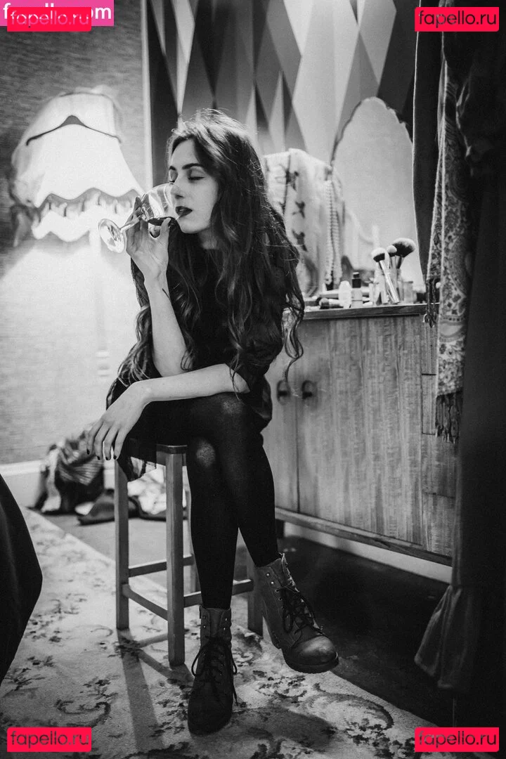 Dodie Clark Onlyfans Photo Gallery 