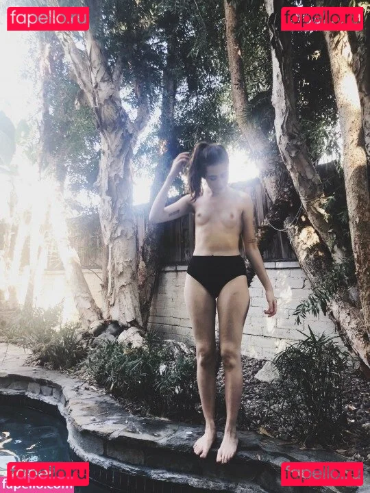 Dodie Clark Onlyfans Photo Gallery 