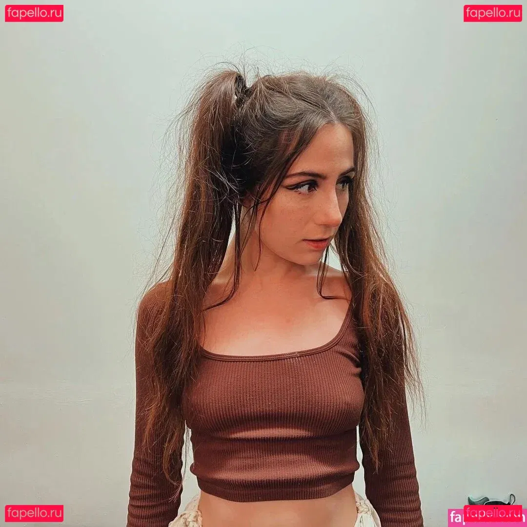Dodie Clark Onlyfans Photo Gallery 