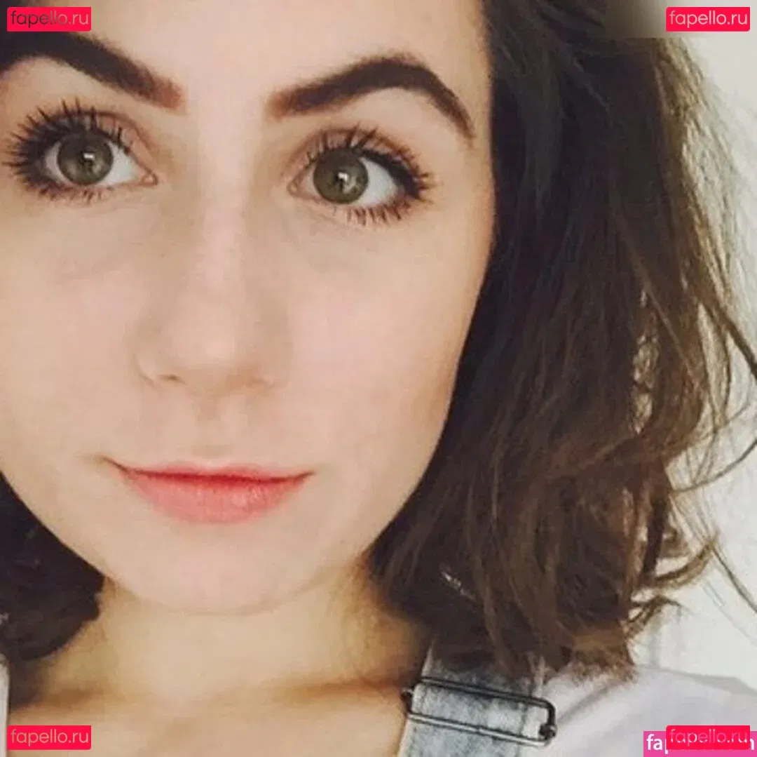 Dodie Clark Onlyfans Photo Gallery 