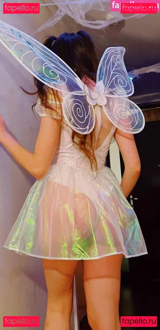 Dodie Clark Onlyfans Photo Gallery 