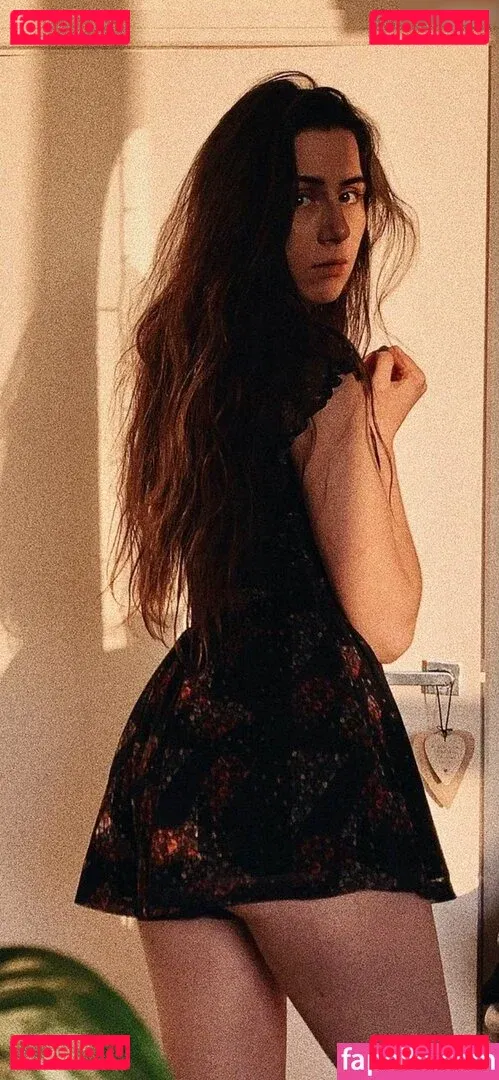 Dodie Clark Onlyfans Photo Gallery 