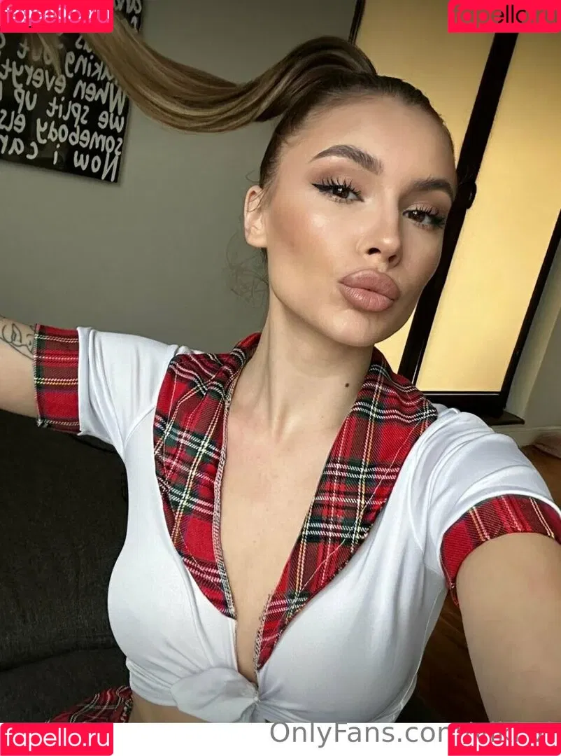 viki.vi Onlyfans Photo Gallery 