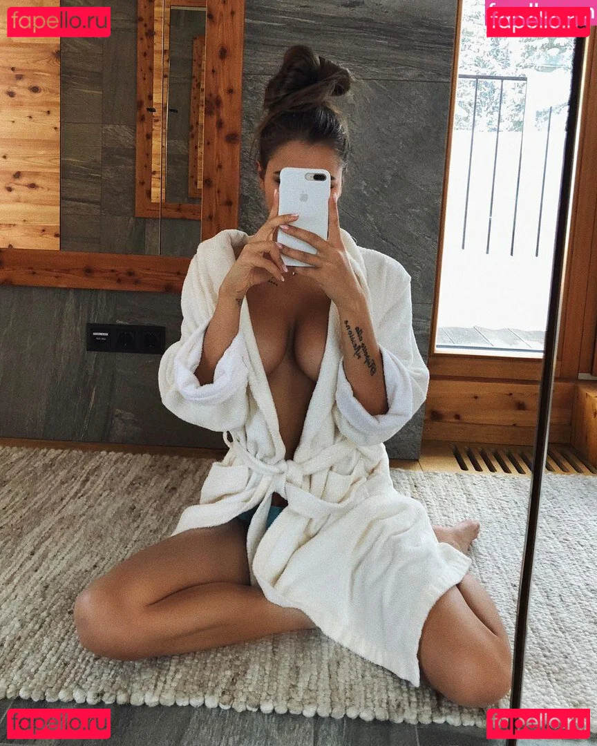 viki.vi Onlyfans Photo Gallery 