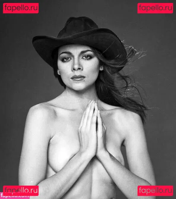 Kim Cattrall Onlyfans Photo Gallery 