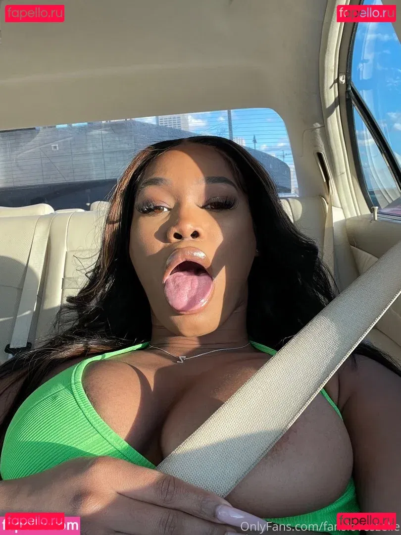 Fansloveszelie Onlyfans Photo Gallery 