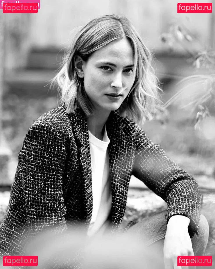 Nora Arnezeder Onlyfans Photo Gallery 