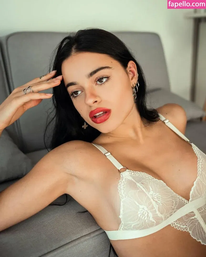 Juli Savioli Onlyfans Photo Gallery 