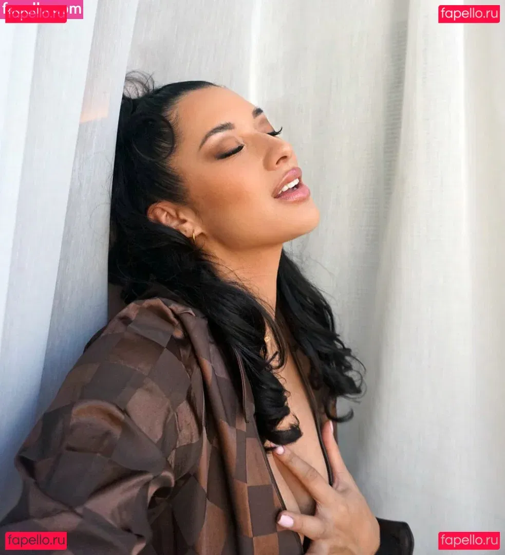 Nikki Blades Onlyfans Photo Gallery 