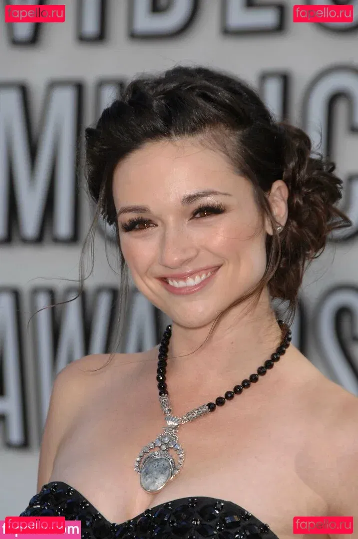 Crystal Reed Onlyfans Photo Gallery 