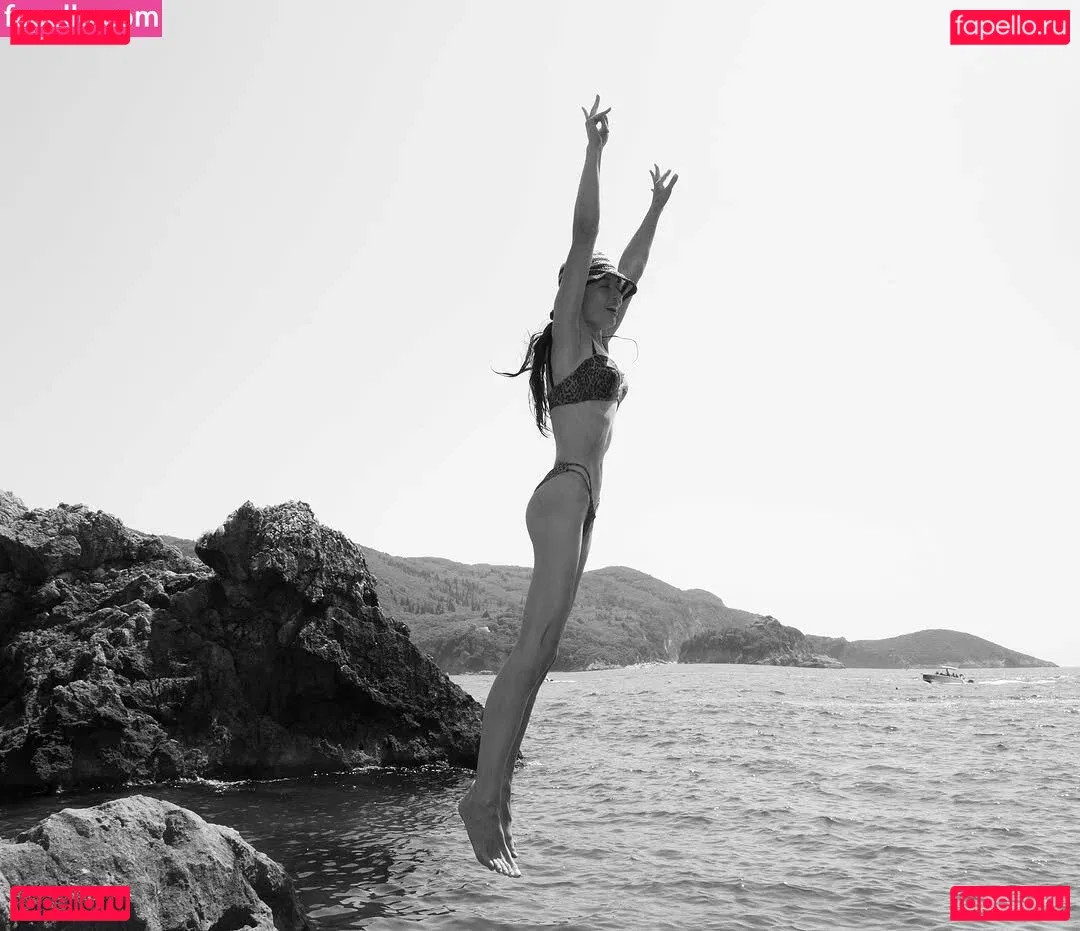 Crystal Reed Onlyfans Photo Gallery 