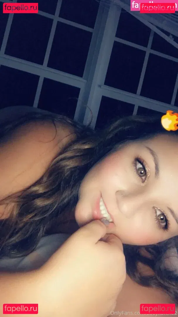 zoeykatexo2 Onlyfans Photo Gallery 