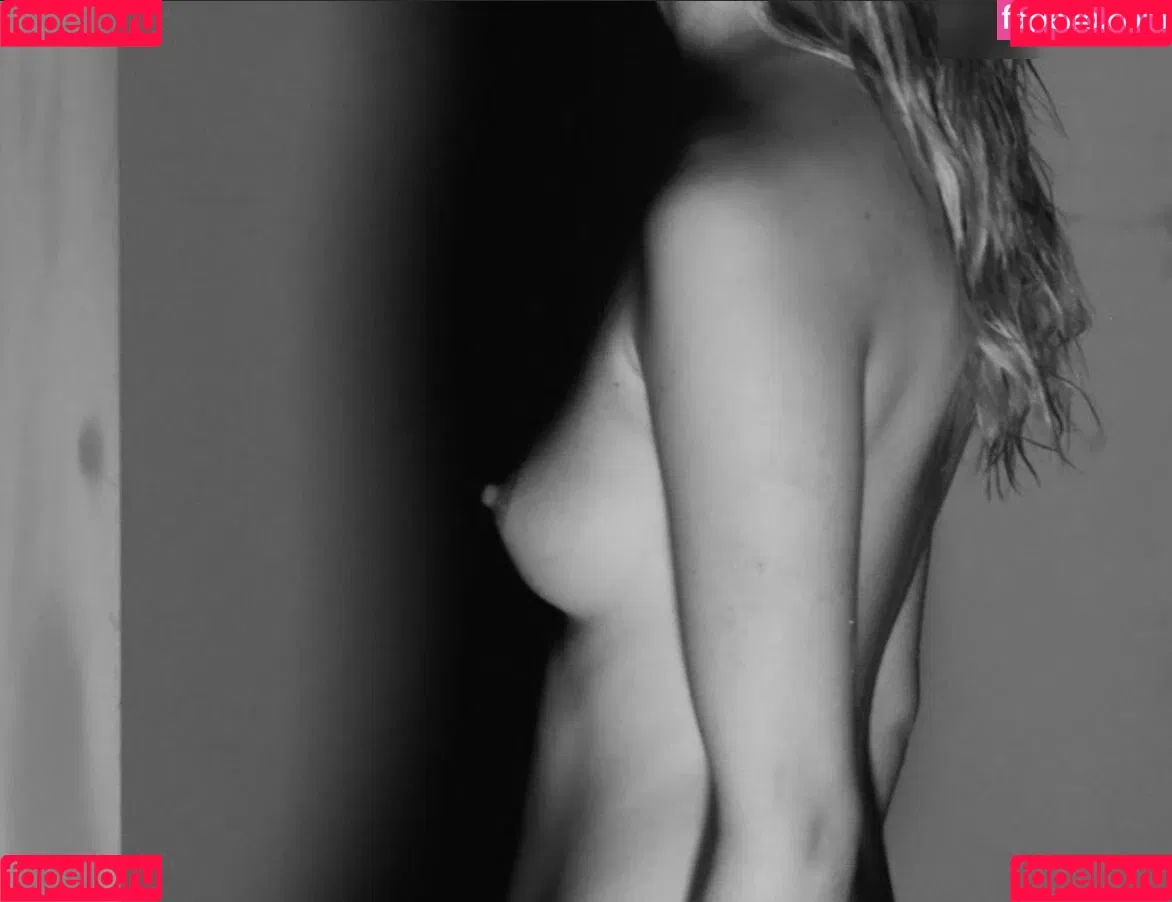 Emi Im Wunderland Onlyfans Photo Gallery 