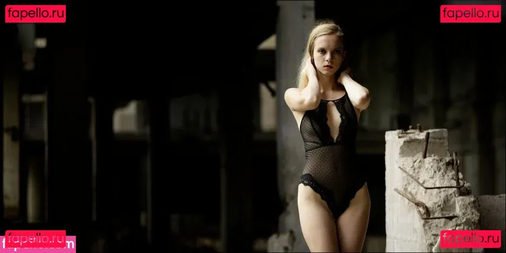 Emi Im Wunderland Onlyfans Photo Gallery 