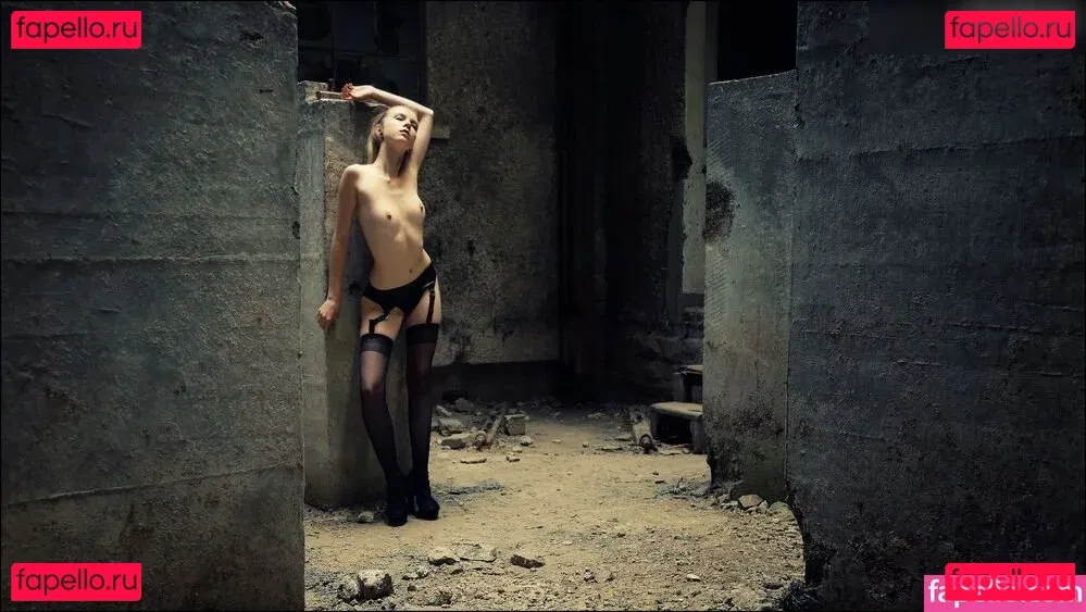 Emi Im Wunderland Onlyfans Photo Gallery 