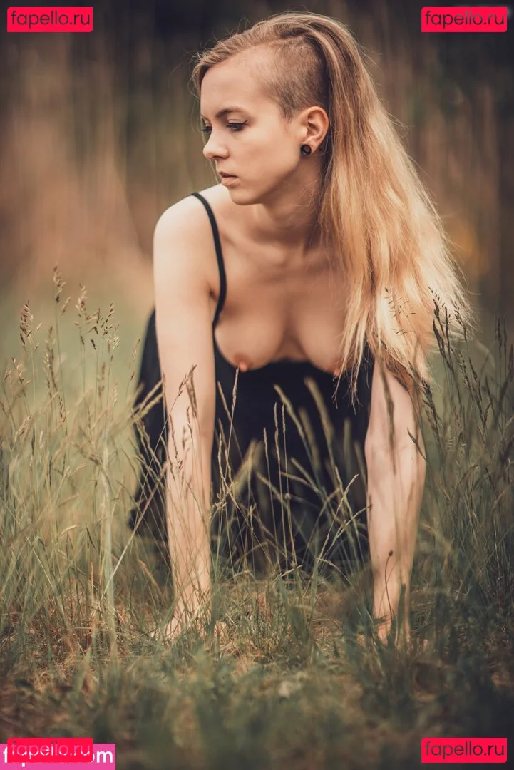 Emi Im Wunderland Onlyfans Photo Gallery 