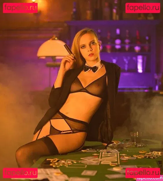 Emi Im Wunderland Onlyfans Photo Gallery 