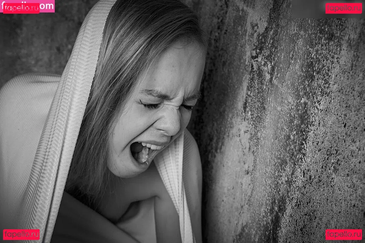 Emi Im Wunderland Onlyfans Photo Gallery 