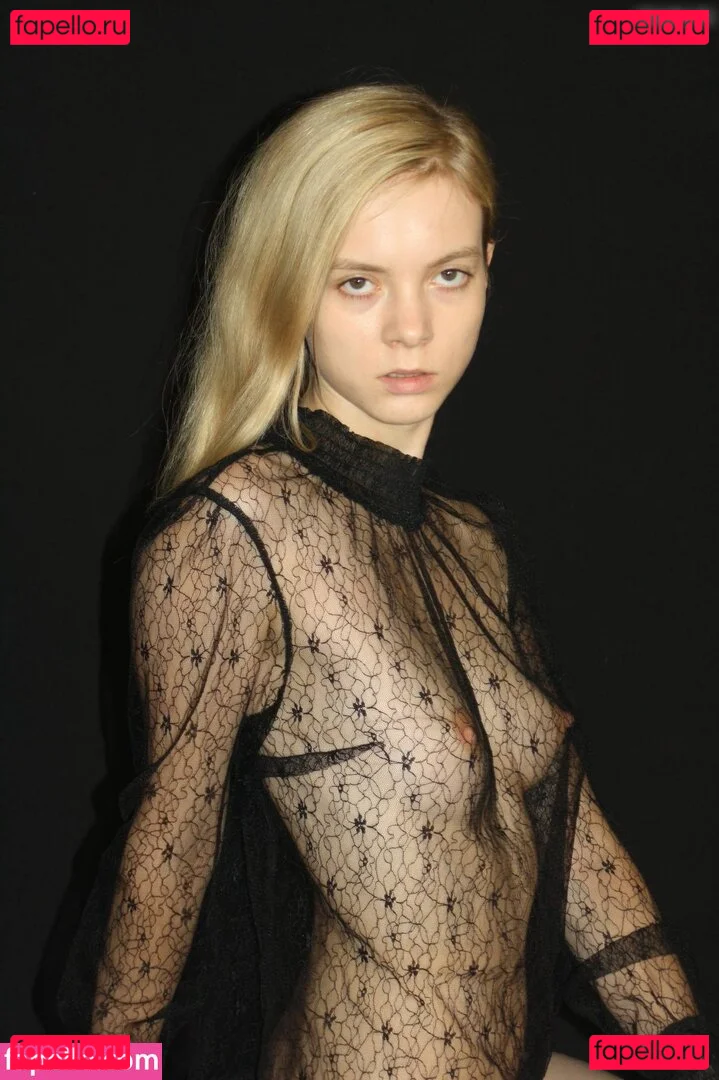 Emi Im Wunderland Onlyfans Photo Gallery 