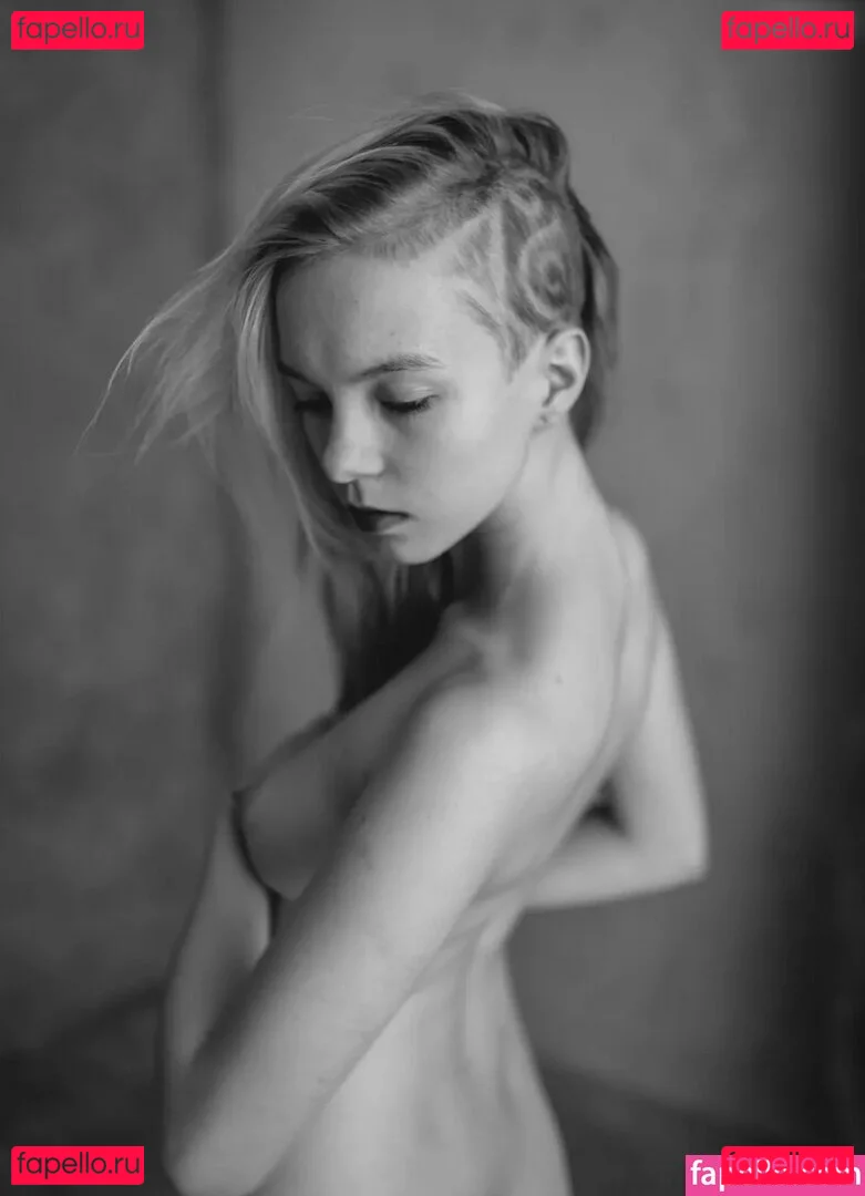 Emi Im Wunderland Onlyfans Photo Gallery 