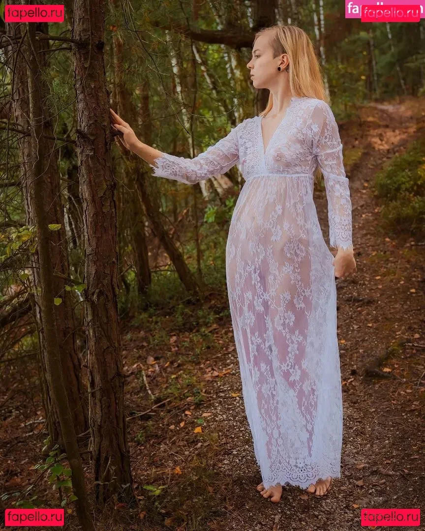 Emi Im Wunderland Onlyfans Photo Gallery 