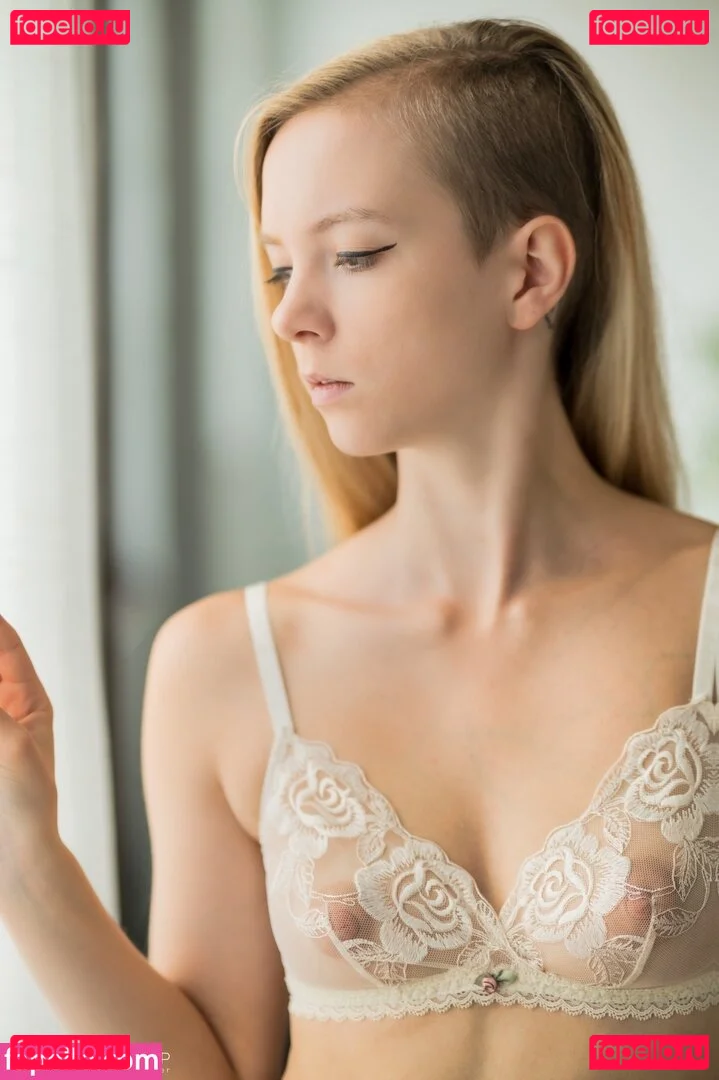 Emi Im Wunderland Onlyfans Photo Gallery 